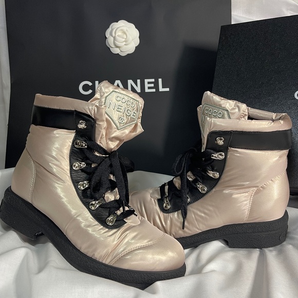 Chanel Rosey Ivory and Black Puffy Boots with Gold Embroidered Coco Neige badges - Picture 3 of 8